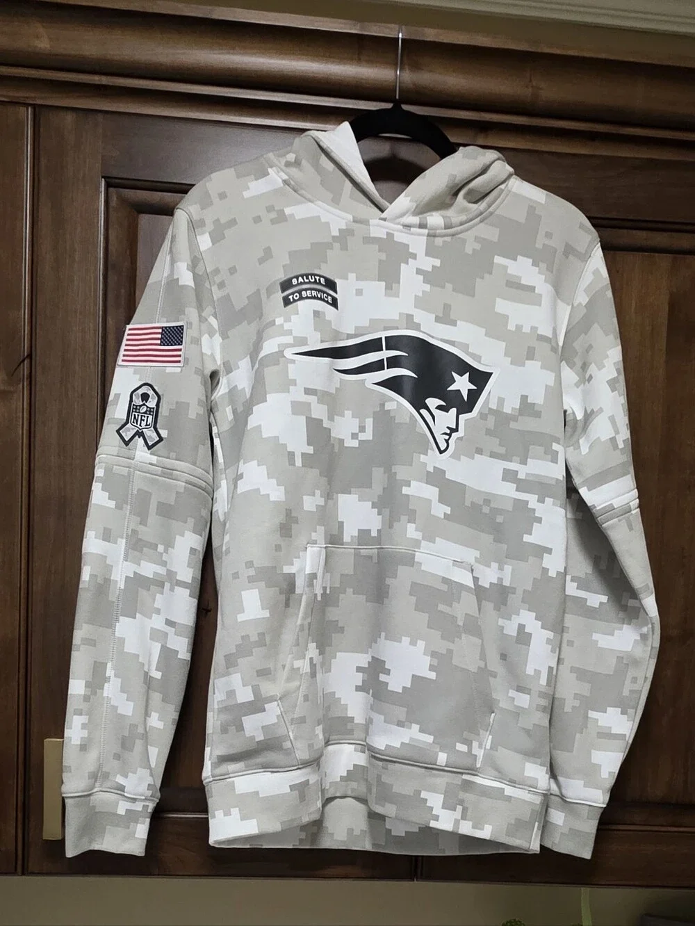 Nike Artic Camo New England Patriots 2024 Salute To Service Club Fleece Hoodie